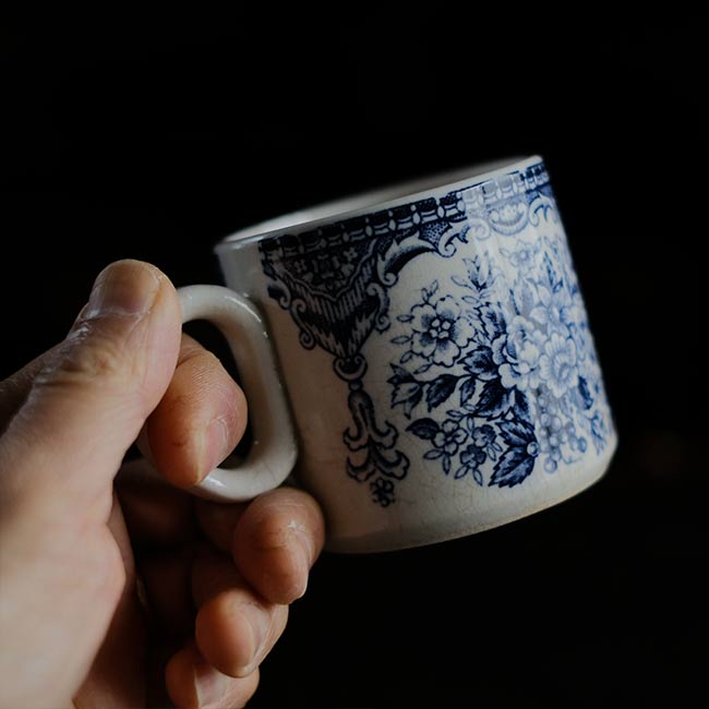 硬質陶器のカップ