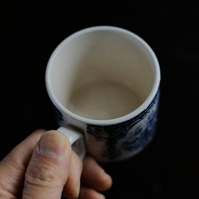 硬質陶器のカップ