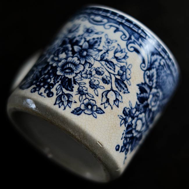 硬質陶器のカップ