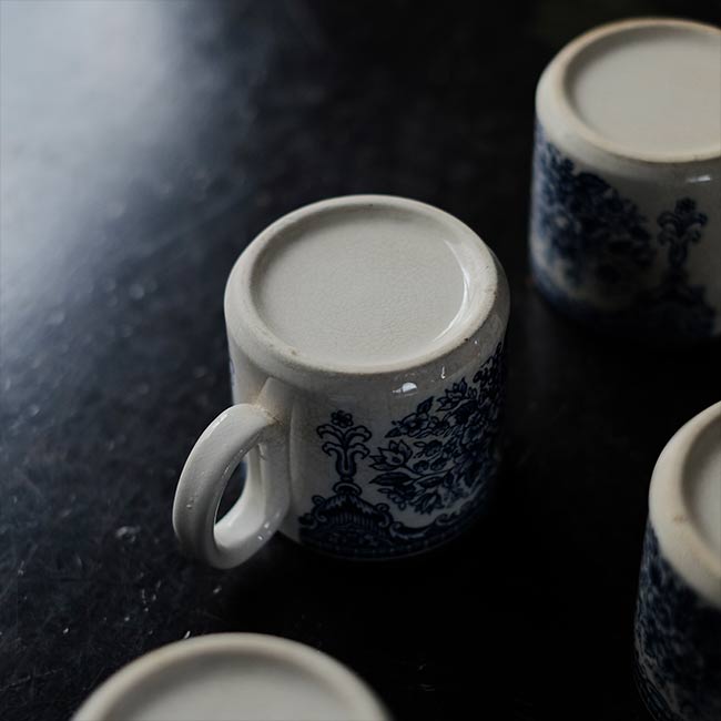 硬質陶器のカップ