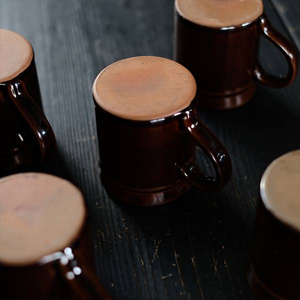 ブラウンのコーヒーマグ
